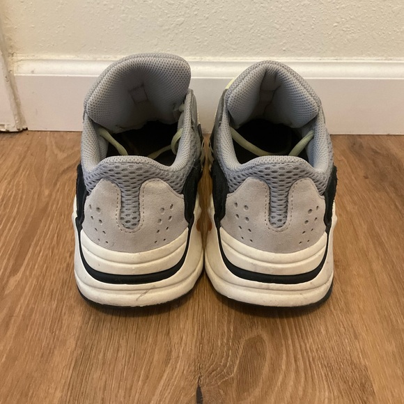 Adidas Yeezy Boost 700 - Picture 3 of 5